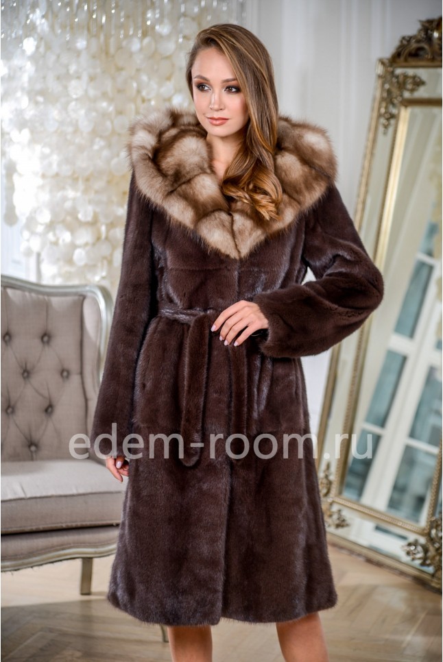 Шуба норки с меховым капюшоном из куницы