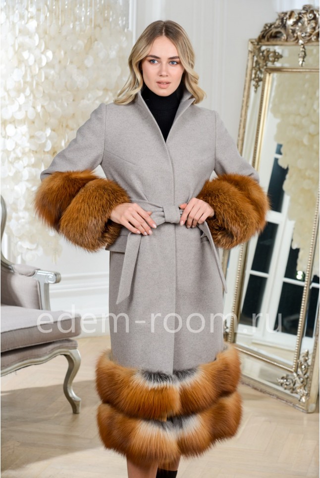 Шикарное пальто с мехом лисы