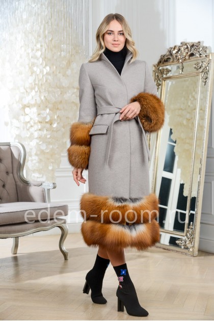 Шикарное пальто с мехом лисы