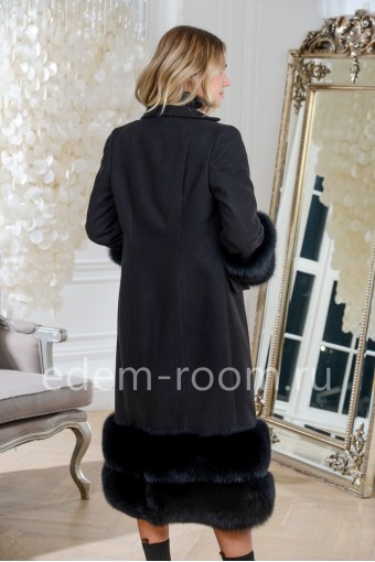 Чёрное пальто с мехом финского песца