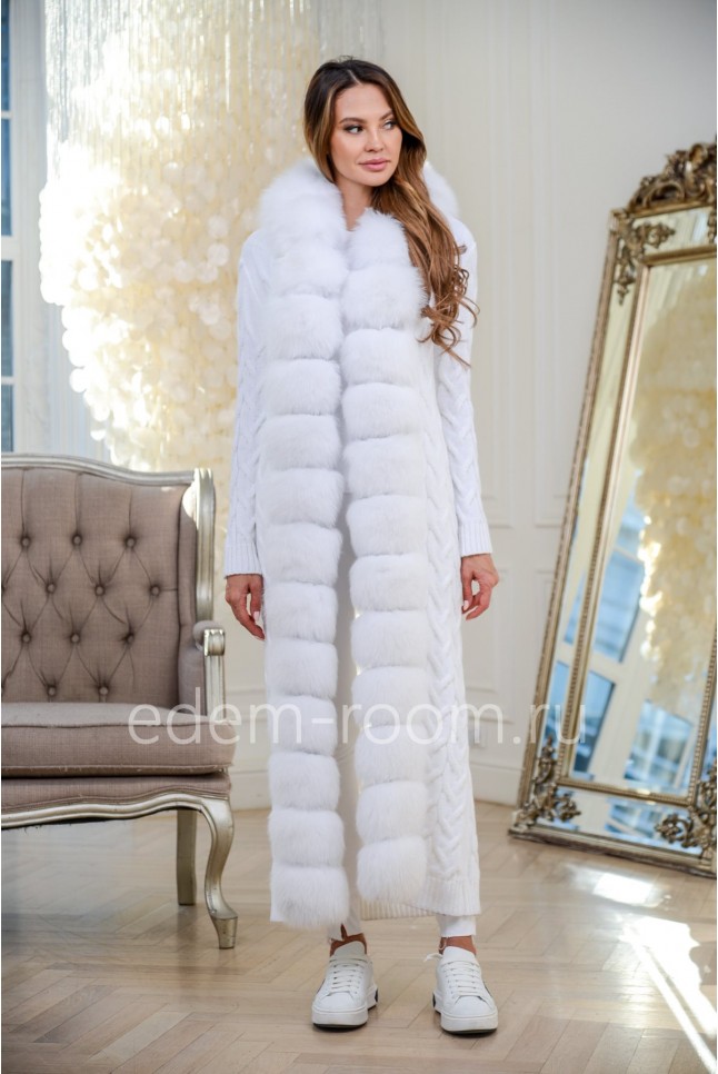 Белый вязаный кардиган с мехом финского песца  Белый вязаный кардиган с мехом финского песца