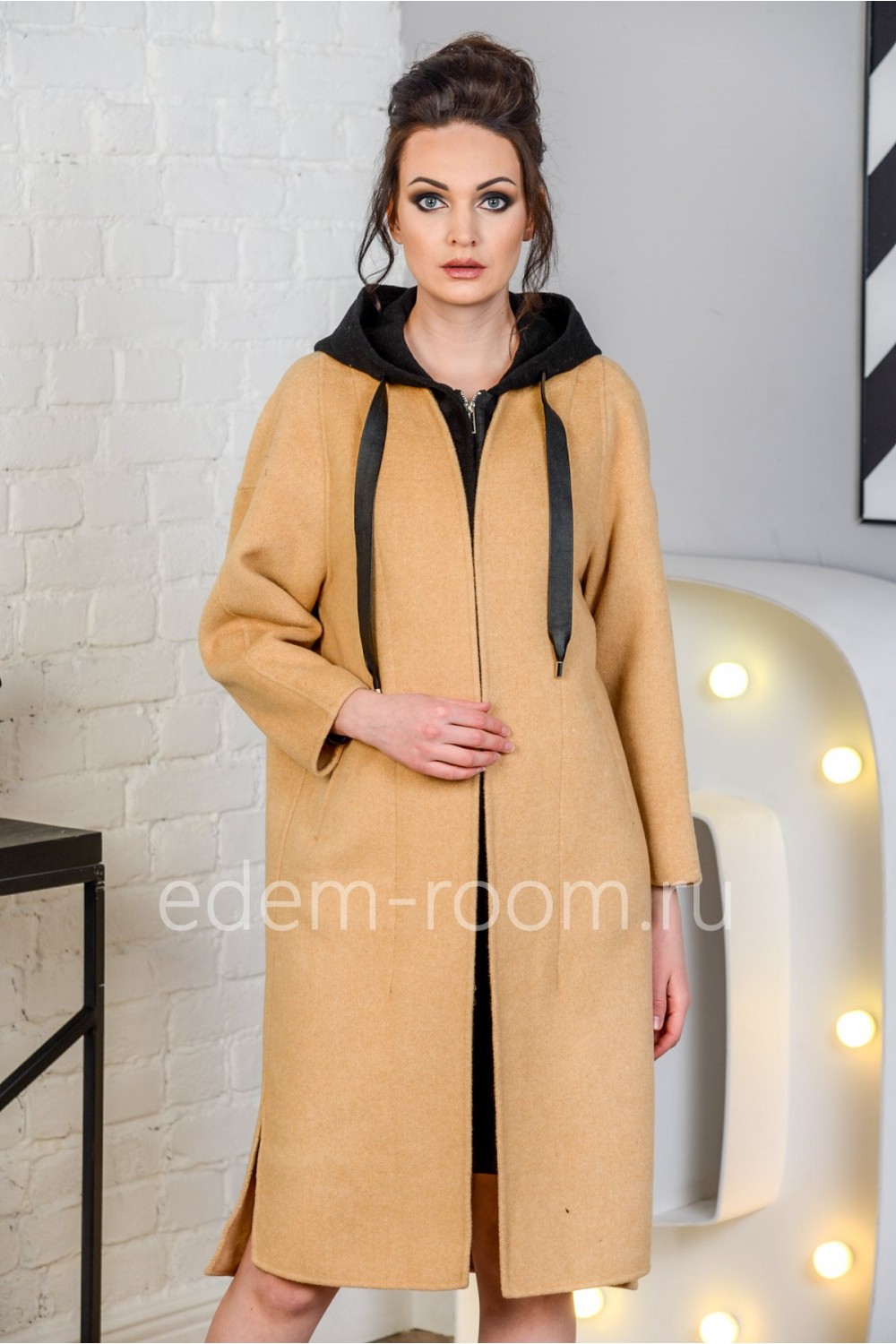 Женское пальто с капюшоном