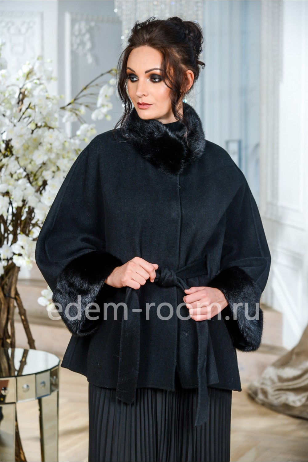 Чёрное укороченное пальто 