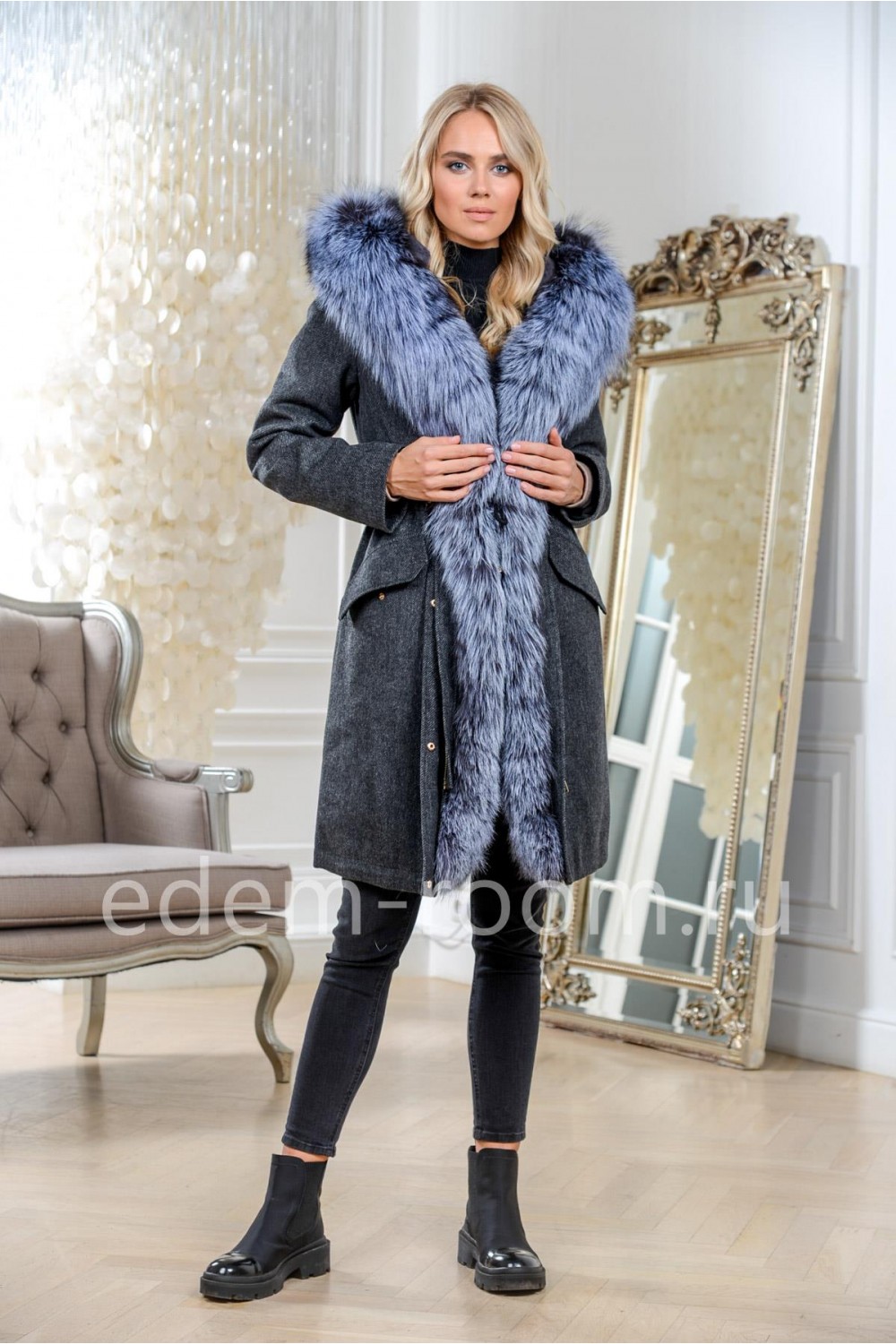 Парка - пальто украшенная мехом лисы чернобурки