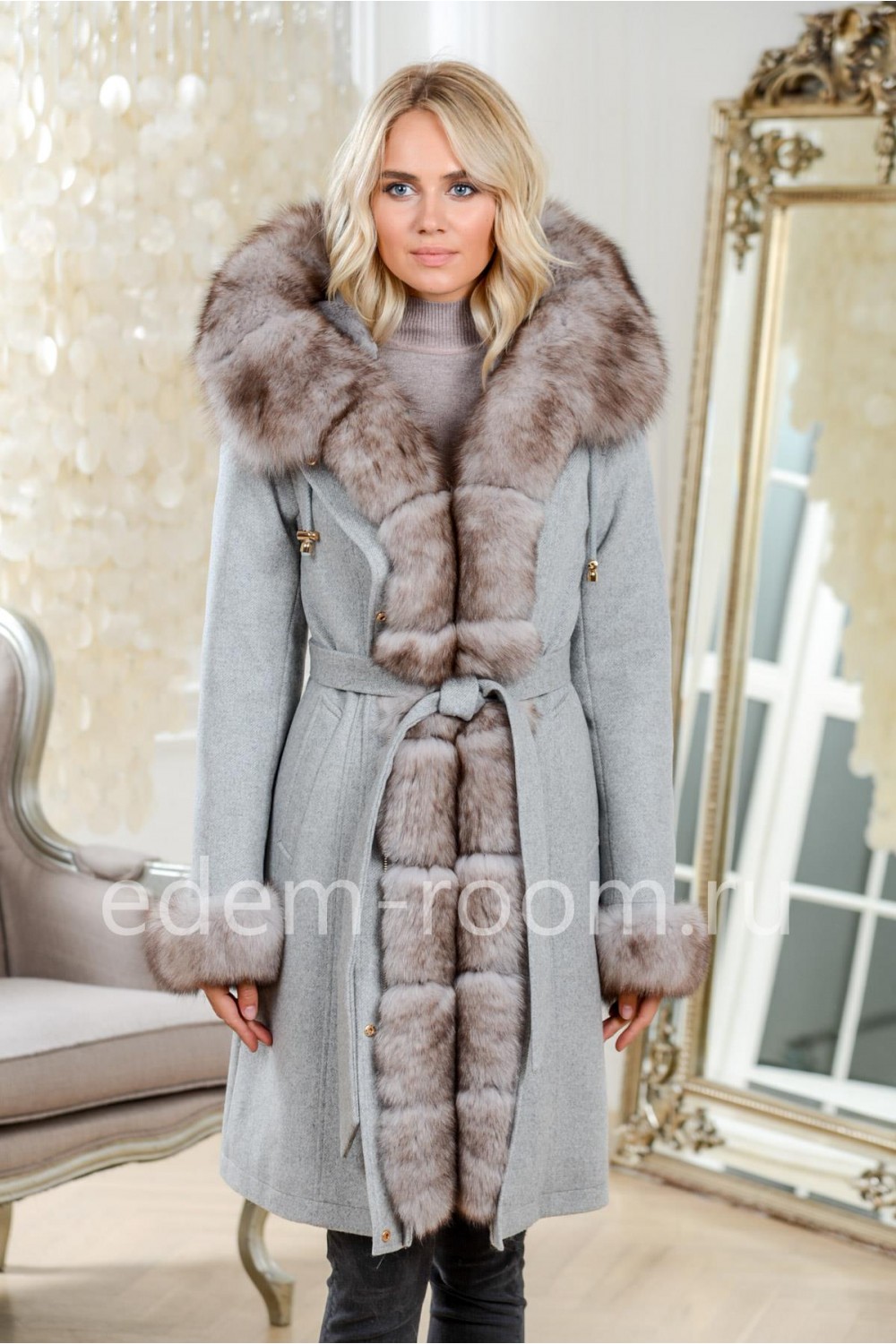 Женская парка - пальто с мехом