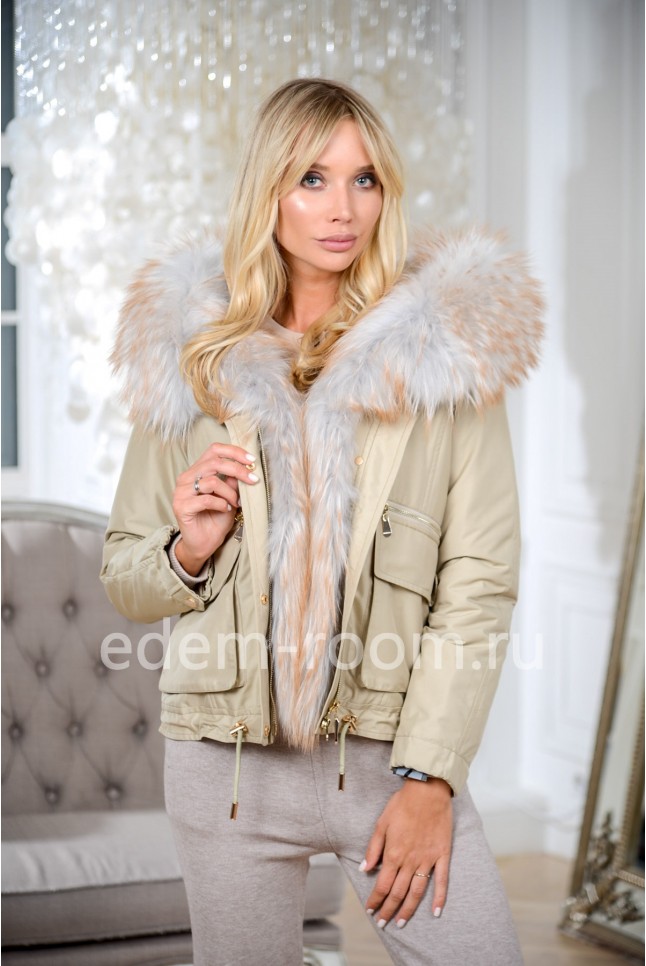 Укороченная куртка на зиму с меховым капюшоном