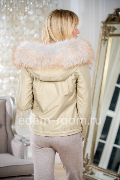Укороченная куртка на зиму с меховым капюшоном