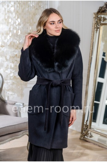 Чёрное пальто с мехом для зимы
