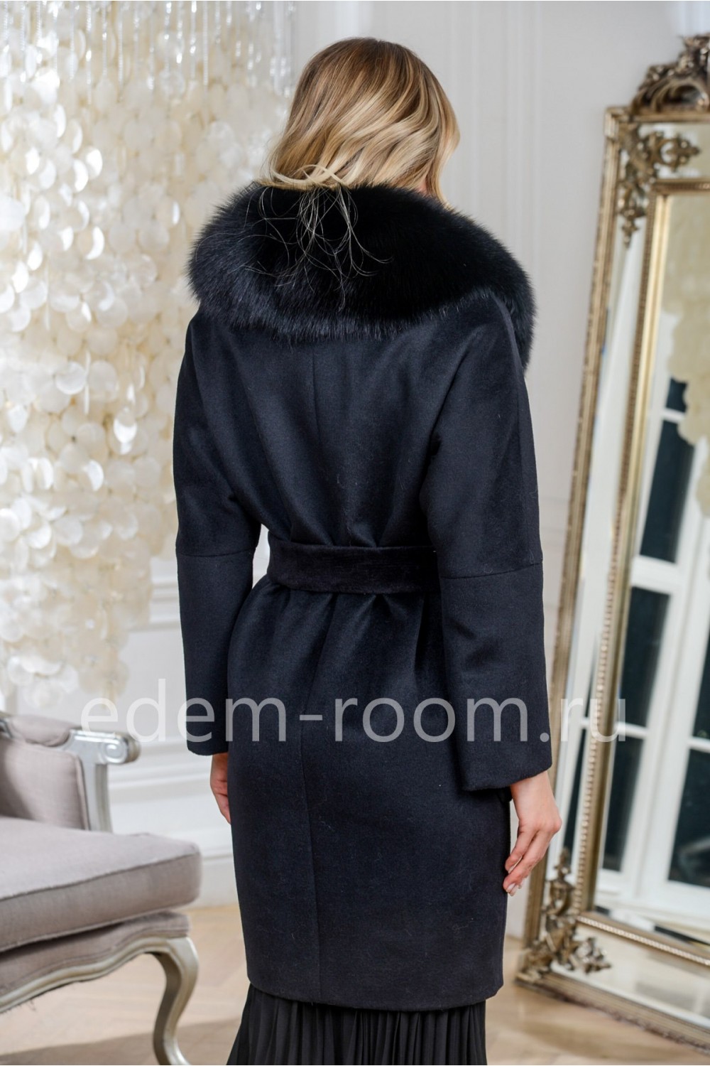 Чёрное пальто с мехом для зимы