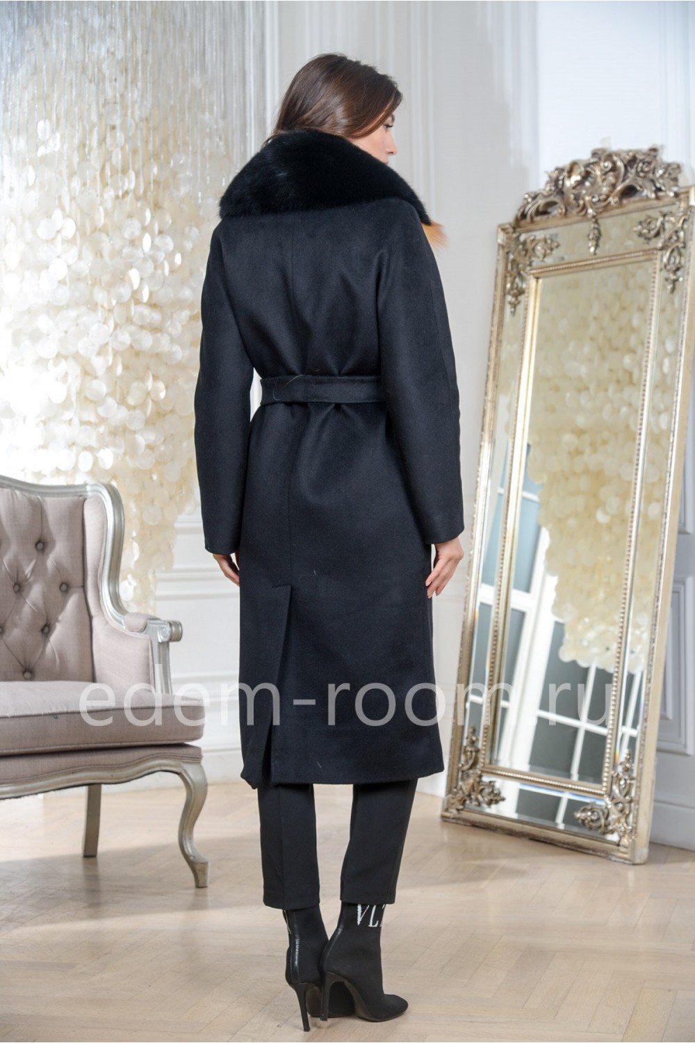 Чёрное пальто с мехом утепленное