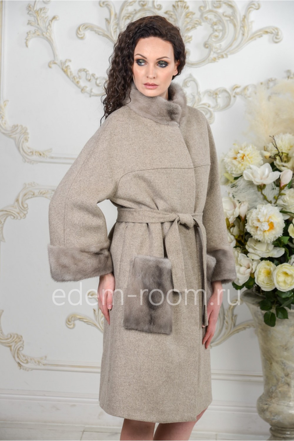 Шерстяное пальто с мехом для женщин