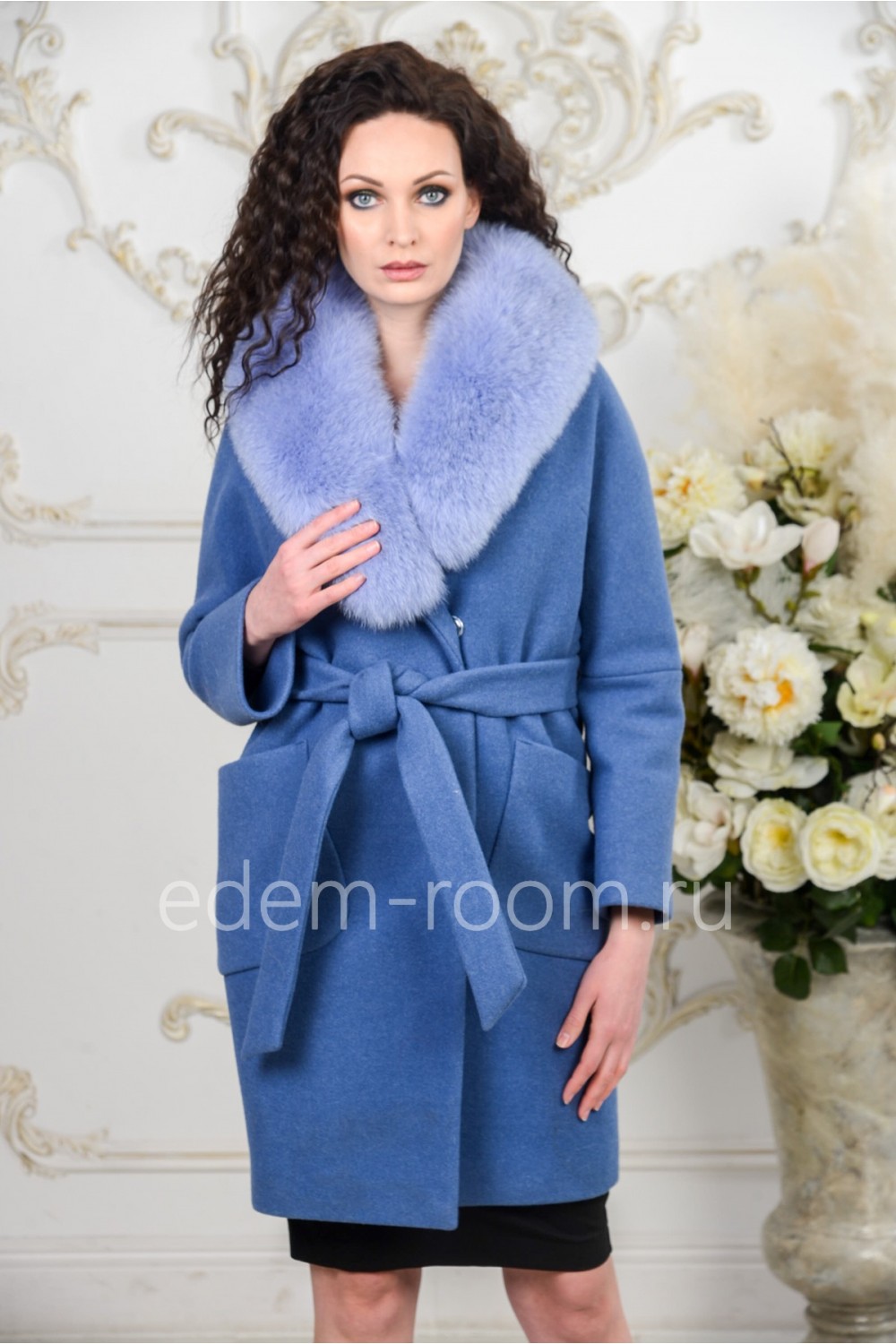 Голубое пальто с мехом