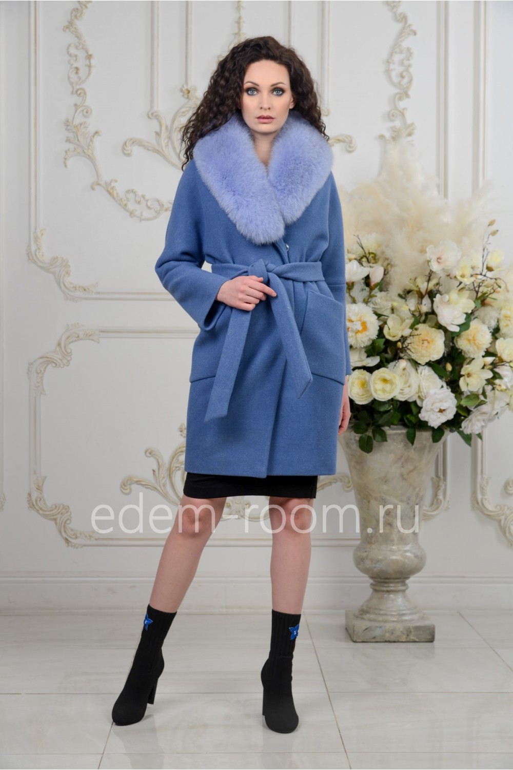 Голубое пальто с мехом