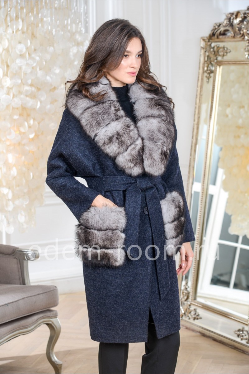 Утеплённое пальто с меховыми карманами