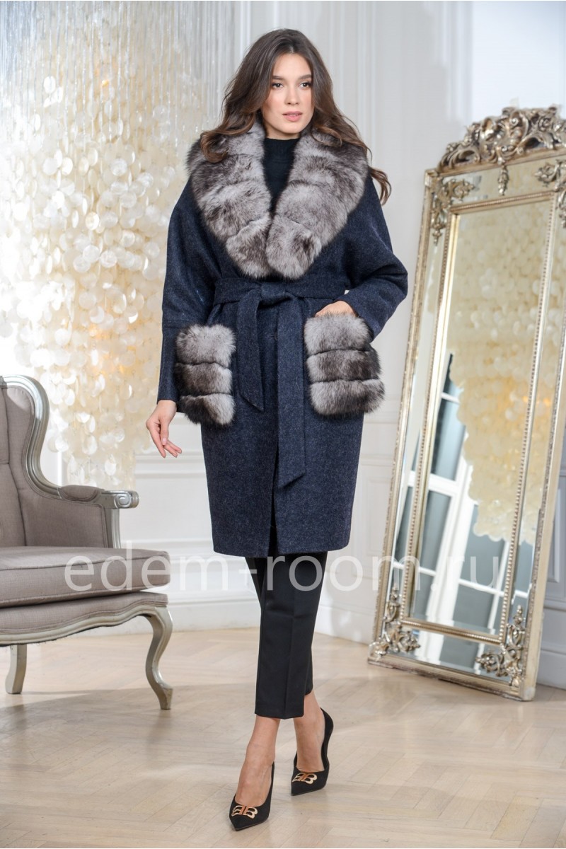 Утеплённое пальто с меховыми карманами