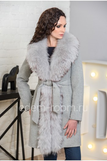 Зимнее пальто с мехом енота