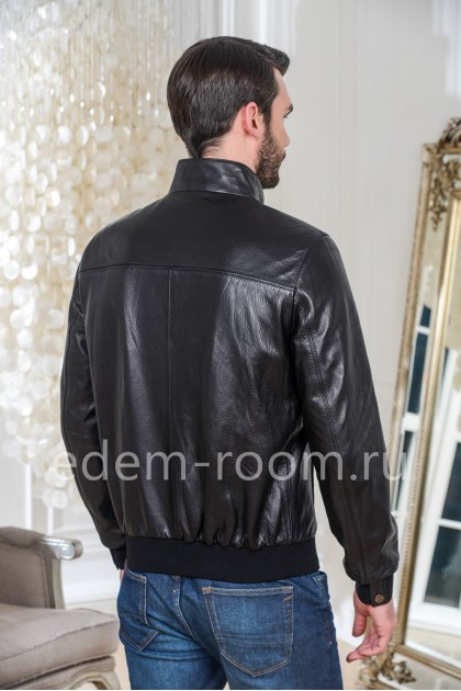 Молодежная куртка кожаная на резинке черного цвета