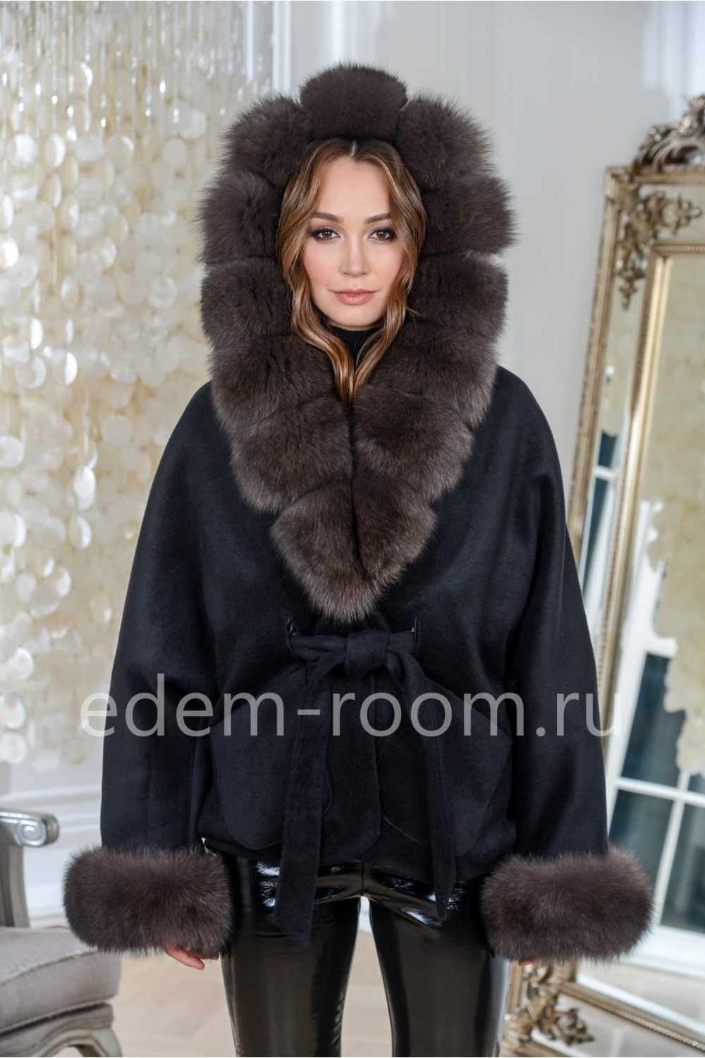 Модное пальто с меховым капюшоном