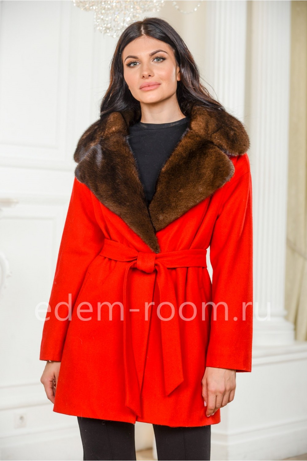 Шерстяное пальто с норковым воротником красное