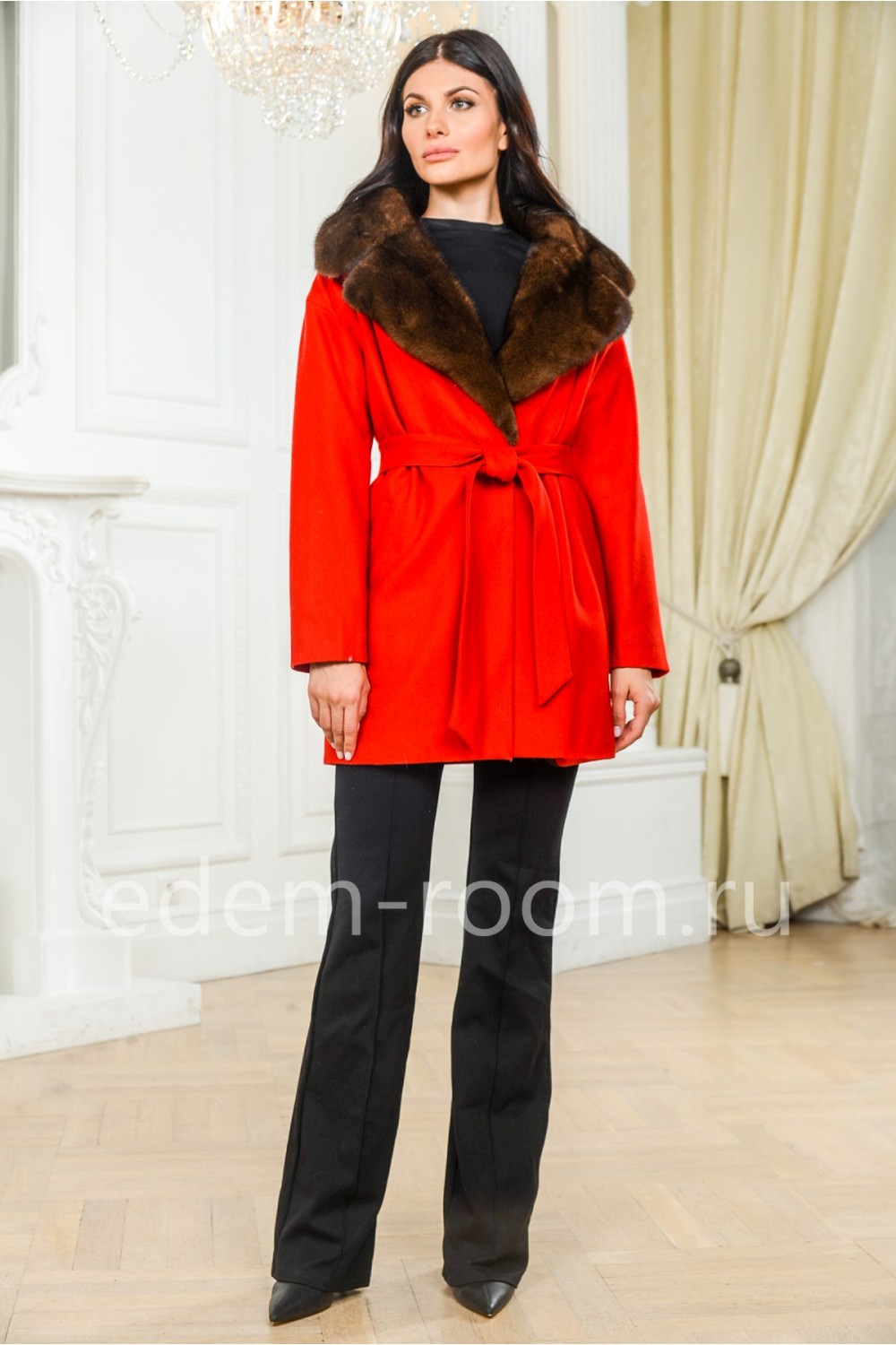 Шерстяное пальто с норковым воротником красное