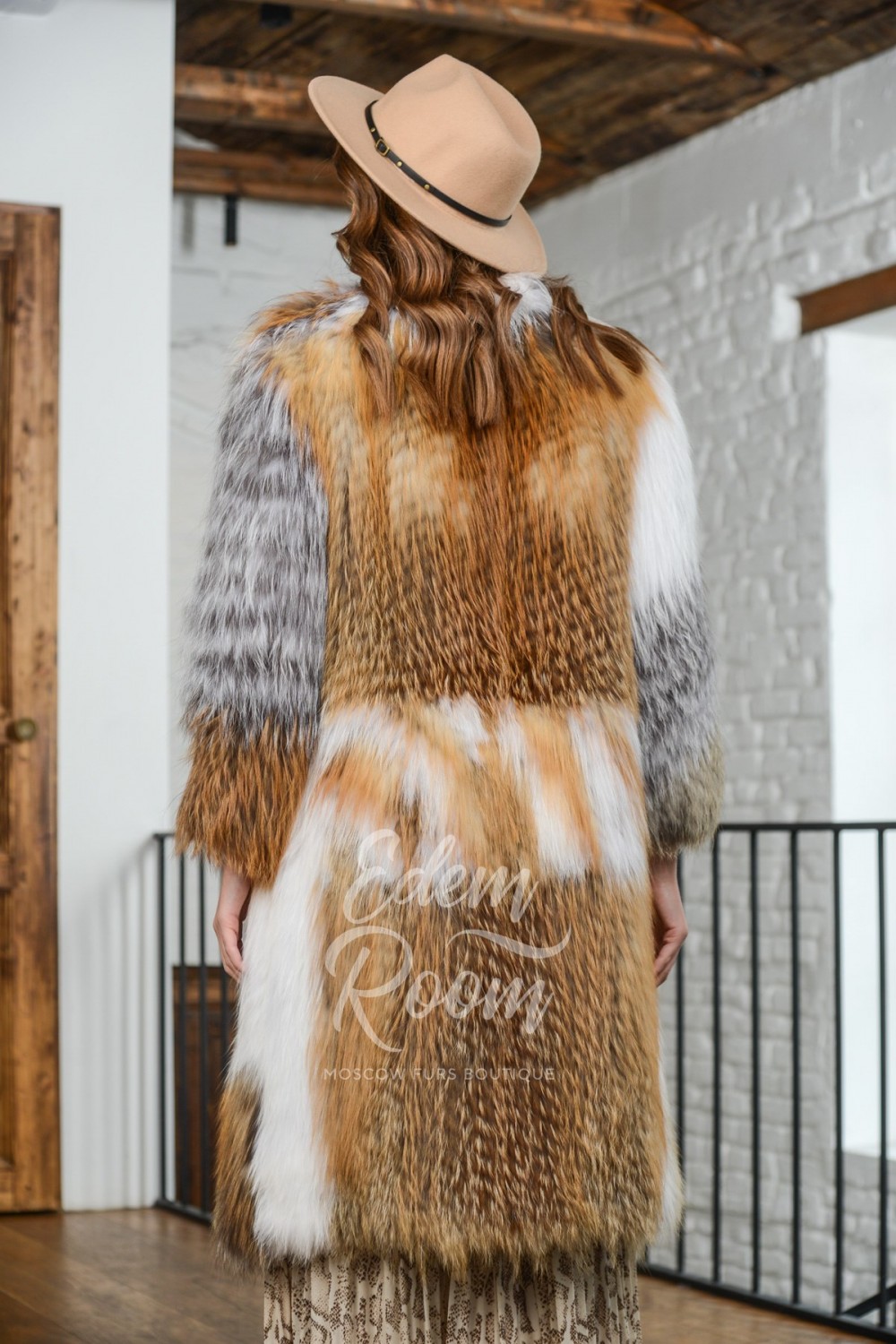 Меховое пальто  в росшив из лисы