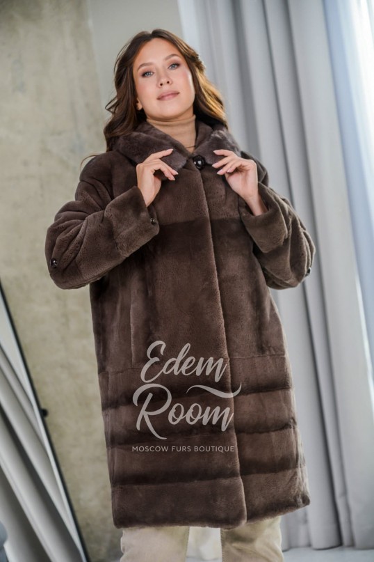 Красивая шуба из меха бобрика 