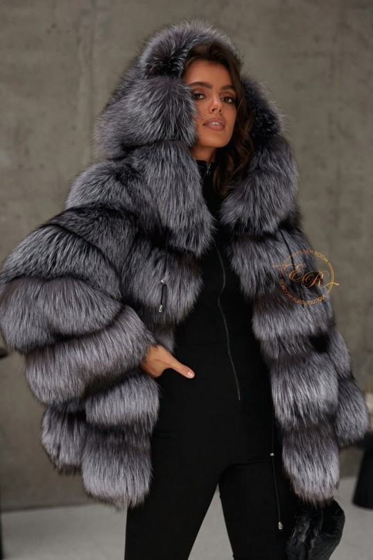 Шуба из чернобурой лисы с капюшоном