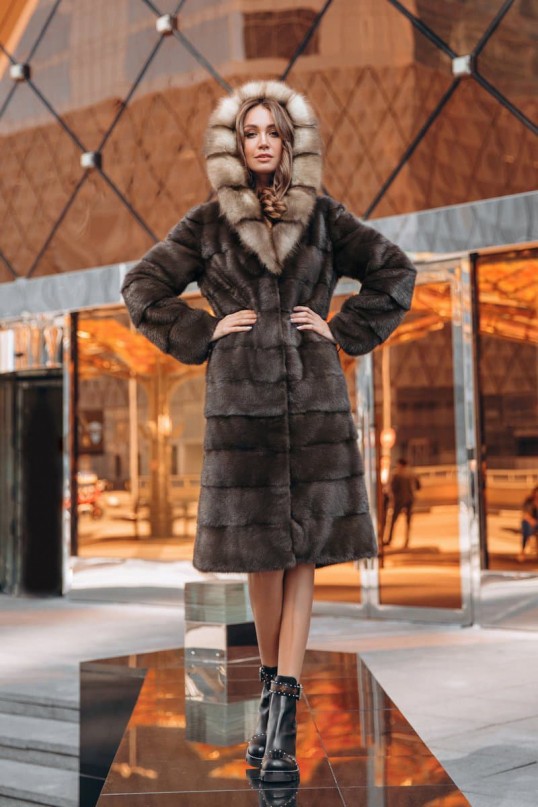 Коричневая шуба с капюшоном из меха куницы