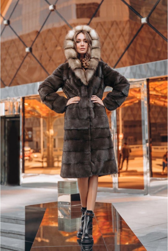 Коричневая шуба с капюшоном из меха куницы