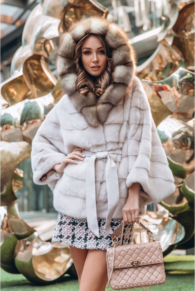 Светлое пончо из меха норки с капюшоном из куницы