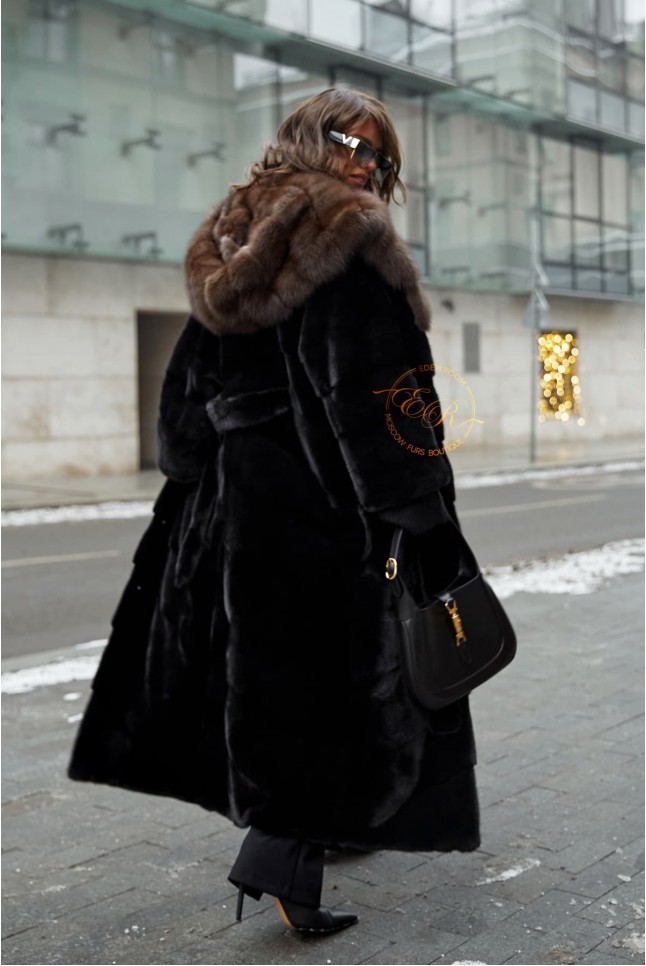 Удлинённая норковая шуба с капюшоном из куницы