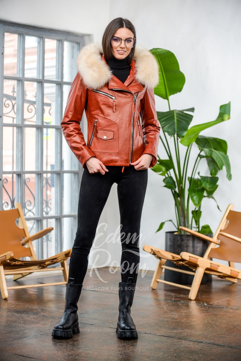 Женская кожаная куртка с меховым капюшоном