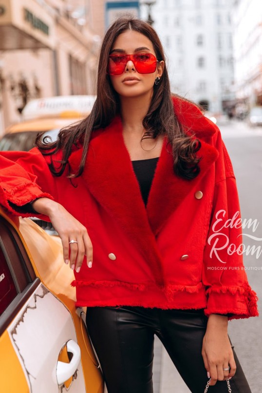 Красная джинсовка с норковым воротником