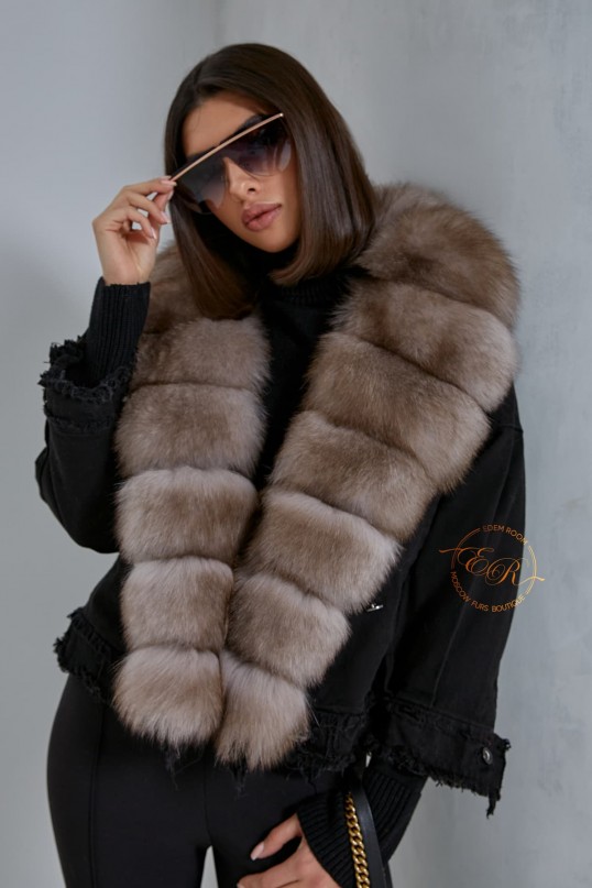 Чёрная джинсовая куртка  с меховым воротником