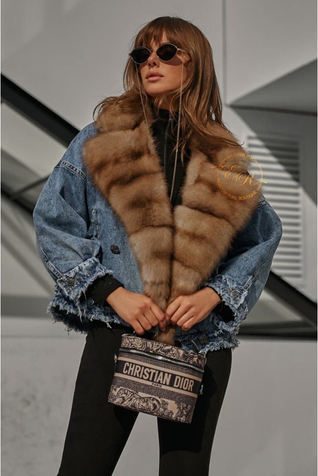 Джинсовая куртка с меховым воротником из куницы