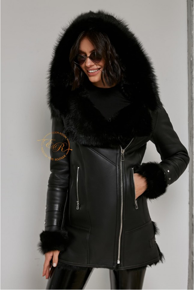 Чёрная дублёнка с капюшоном