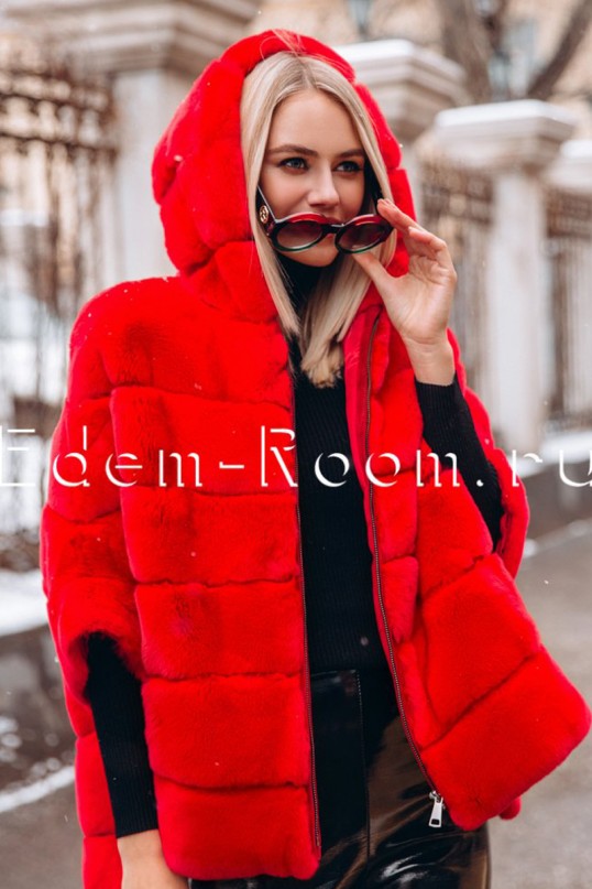 Красная кофта-куртка из рекса с капюшоном