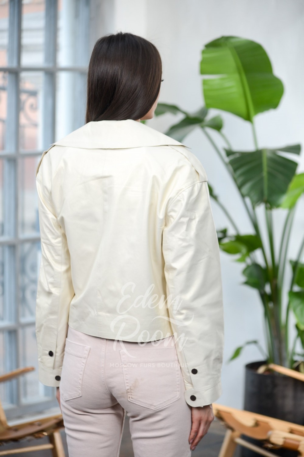 Белая куртка из натуральной кожи на запах 