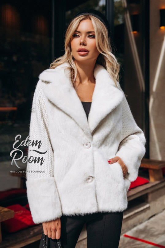 Белая норковая куртка на пуговицах