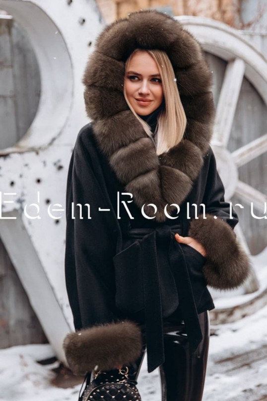 Пальто с мехом и капюшоном Пальто с мехом и капюшоном