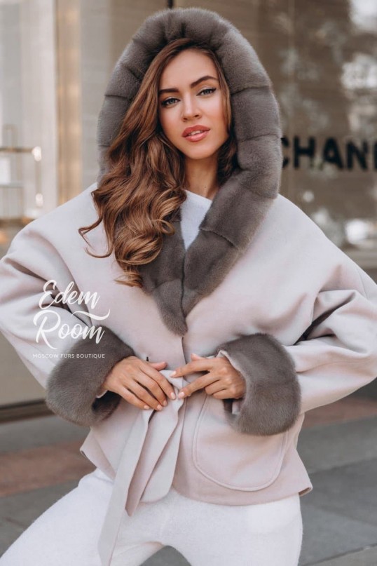 Нежное пальто -пончо с меховым капюшоном