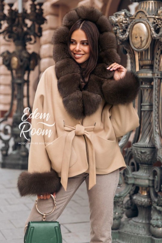 Пальто - пончо  с меховым капюшоном из финского песца