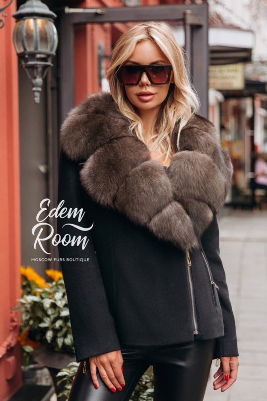 Куртка - пальто с большим меховым воротником