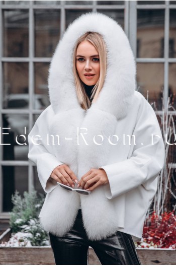 Белое пальто - пончо с мехом