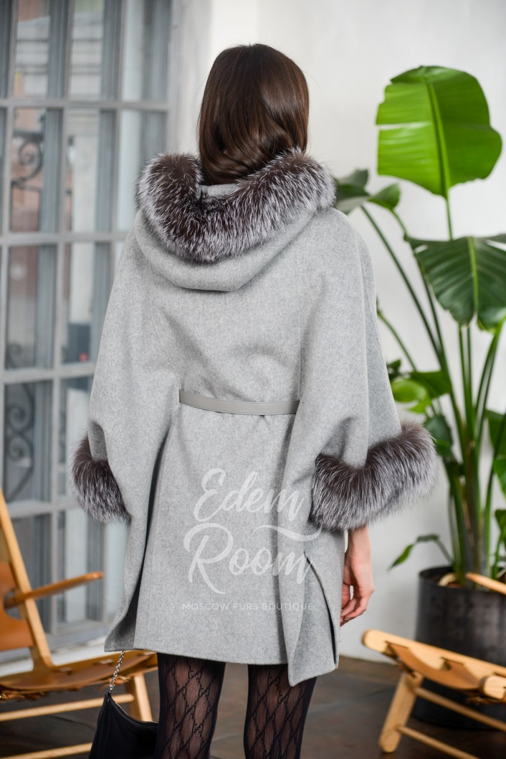 Шерстяное пальто - пончо с мехом лисы
