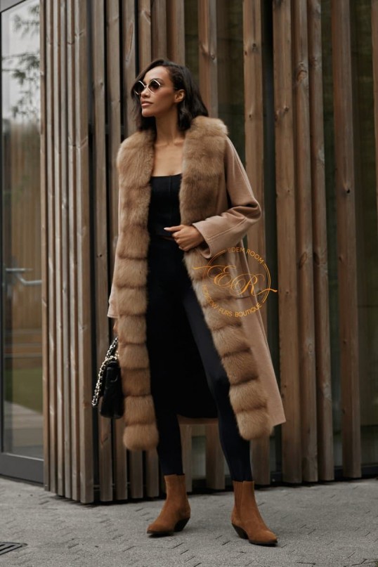 Элитное пальто отороченное мехом куницы