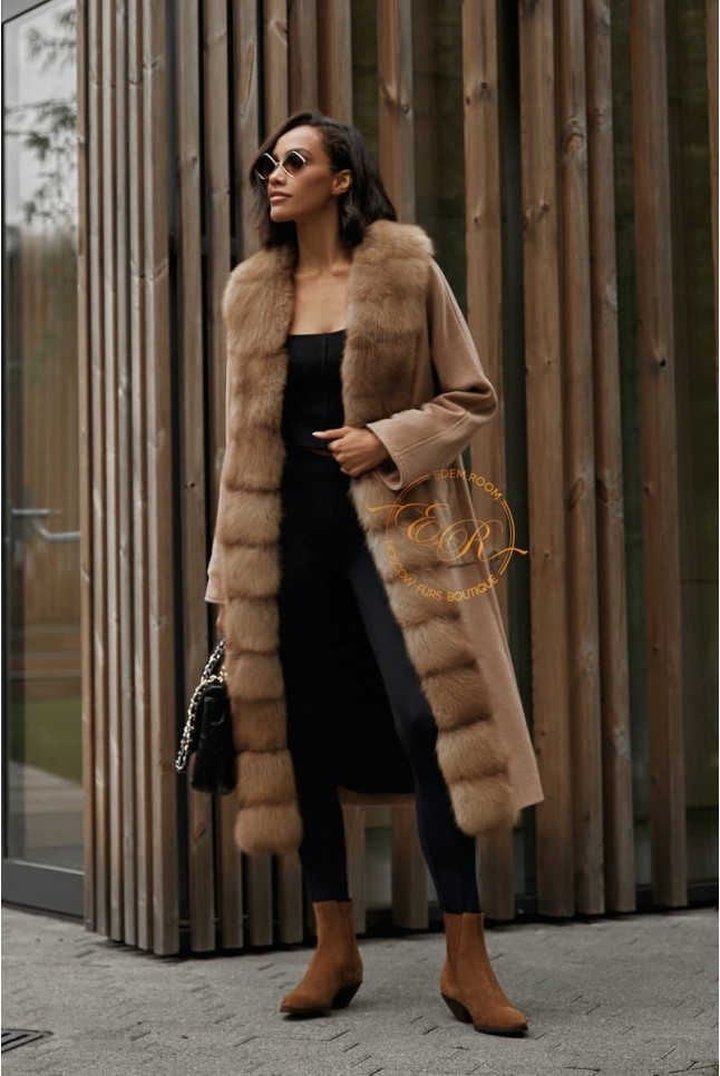 Элитное пальто отороченное мехом куницы