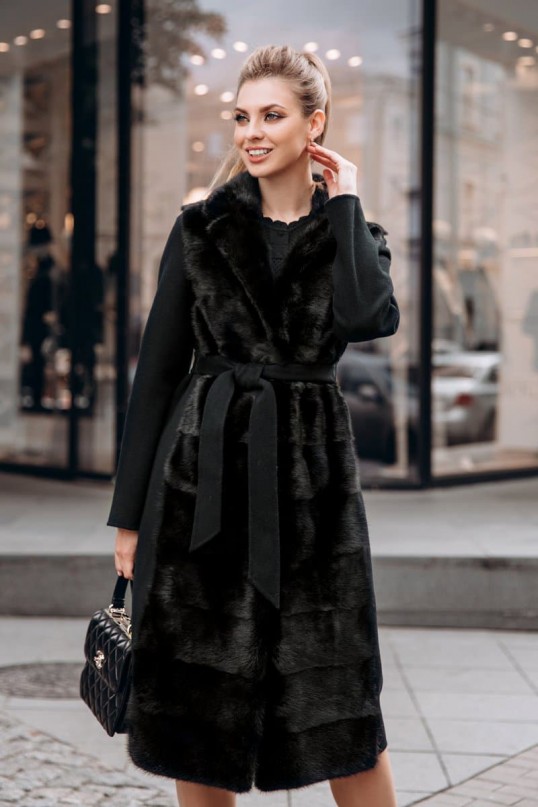 Чёрное демисезонное пальто с мехом норки