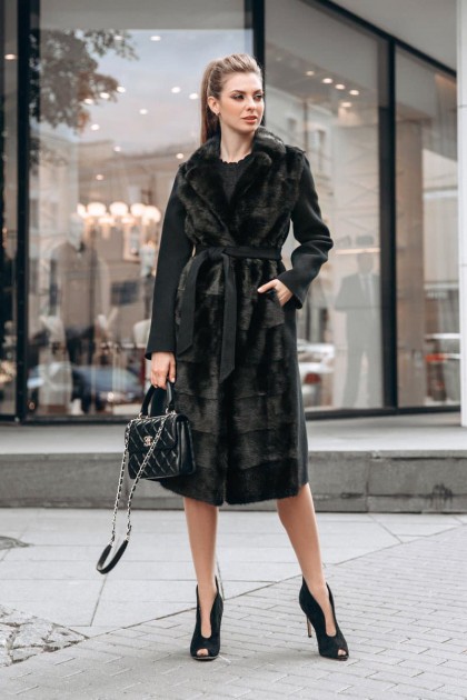 Чёрное демисезонное пальто с мехом норки