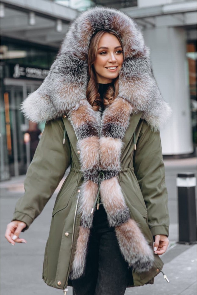 Парка с большим меховым капюшоном